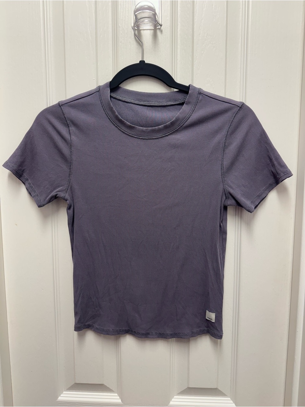 Vuori pose fitted tee, size small, dusty purple (collar slightly stretched)